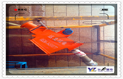 新疆永磁管道除鐵器，遠力磁電生產的新疆永磁管道除鐵器適用於消除液體和稀漿流中的屑狀鏽皮，氧化物和鐵質汙染物，適於13至800MM的管道。可選用強磁稀土材料製品，易於檢查和清理。 一、新疆永磁管道除鐵器的選用 1. 磁體采用最新工藝生產的釹鐵硼永磁材料，表麵磁場強度峰值不低於12000高斯; 2.優化設計的磁棒所產生的度磁場，確保除鐵效果良好; 3.能承受10個大氣壓的工作壓力; 4.使用溫度可達80-120攝氏度; 5.特殊設計便於安裝和卸出雜鐵，減少工人勞動強度; 6.作時不消耗能量，運行成本低，沒有活動部件，易於操作和維修; 7.大小可按照可按照用戶規格生產。。 8 管體材質為不鏽鋼304 二、新疆永磁管道除鐵器使用在管道中維護說明如下： 1、開機前，操作者必須打開觀察口蓋，檢查除鐵器內隔板上(特別是出鐵口)有無排不出的較大鐵件。若有則必須清除後方可開機。 2、benjiyidanchuxianjixieguzhang，qieshengchanxianzanshibubiantingji，keguanduanbenjidianyuan，youcaozuogongcongguanchakouquchuzatie，shengchanxiankejixuweichigongzuo。dantongshiyingjishitongzhuanyerenyuanjianxiu，feizhuanyerenyuanbudeshanzidakaijigai，yimianzaochengjijiansunhuai。meicihegaiqian，bixutunaiyoumifengjiaomifeng。 3、應每班清除減速電機上的灰塵;每半年給減速電機注油孔及機側鏈條加鈣基潤滑脂一次;每十二個月更換一次機箱底部油槽內潤滑油，如果物料溫度高於100℃，應縮短換油時間。 4、機側鏈輪蓋內氈條和大鏈輪下氈圈為保證機箱密封和有效呼吸所設，檢修時不可損壞;氈圈經長期使用磨損後應及時更換。 5、如果粉料中小粒徑(≤1mm)鐵磁物含量較高。出鐵口排出中夾帶而出的粉料將隨之增多，此屬正常現象。 三、新疆永磁管道除鐵器的安裝方法 1、除鐵器安裝傾角(入、出料口連線與水平麵的夾角)在55°-60°為宜;兩側方向不可傾斜(即電機軸線保持水平)。出料口不應與出鐵管道密閉連接，以長方形接鐵鬥或槽形接鐵槽接鐵，出鐵口與接鐵鬥間距60mm為宜，以便必要時手工清除出鐵口內可能出現的阻礙物(鐵絲、物料塊等)。 2、除鐵器電控係統可直接接入電源，設備單獨工作;亦可受控於粉料輸送係統，該係統的啟閉決定本設備的工作與否。 3、出、入口法蘭連接麵間需墊入墊片或石棉繩，確保連接處的密封性能，以免粉塵溢出汙染環境。 4、接電後次開機需觀察設備運行方向是否正確，以下兩種方法均可：A、觀察減速電機轉向，其旋轉方向根據鏈瓦上標示箭頭向一致。B、打開機側觀察口，將一粒徑小於22mm的鐵磁物(螺母等)置於吸附隔板表麵，該物向下方出鐵口運動為正確。若運動方向不正確，應立即關機，改變電機旋轉方向後再試。 5、使shi用yong前qian應ying根gen據ju粉fen體ti中zhong鐵tie磁ci性xing雜za物wu的de混hun入ru量liang，適shi當dang調tiao整zheng電dian機ji的de開kai停ting時shi間jian，調tiao整zheng電dian控kong箱xiang中zhong時shi間jian繼ji電dian器qi的de按an鈕niu，即ji可ke改gai變bian這zhe兩liang個ge時shi間jian，其qi數shu值zhi可ke直zhi接jie在zai按an鈕niu上shang觀guan察cha。參can考kao選xuan用yong時shi間jian為wei：運動時間10秒;間歇時間3～10分。用戶可通過使用、觀察、檢驗，按每次排鐵量不過3kg自行確定佳時間，若粉料中含鐵較多或粉料溫度過高時，亦可采用減速機連續運轉的工作方式。 6、使用前需從注油口往機箱內注入N68(舊牌號40#)機械潤滑油。加油至油位觀察窗中間位置即可，使用後發現油位不足，可加至油位觀察窗位置，機油更換周期為一年。 7、任何情況下均不允許過大鐵塊(≥0.1kg，長度≥80mm)進入機內，以免造成磁鐵組故障或影響除鐵效果。