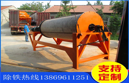 黑龍江永磁濕式磁選機_heilongjiangyongcishishicixuanjizhiliangyuanligengbianjiexinghaocanshujicichangqiangdu，kuangjiangcongyuantongxiafangyinrucaotinei，cixingkuanglizaicichangzuoyongxiabeixifudaoyuantongbiaomian，bingsuiyuantongyiqizhuandong，tishengzhiyidinggaoduhouluorujingkuangcao;而非磁性礦粒則隨流動的礦漿沿著與圓筒轉動方向相反的方向進入尾礦槽，從而實現磁性礦物與非磁性礦物的分離。 一、黑龍江永磁濕式磁選機_黑龍江永磁濕式磁選機質量原理更便捷型號參數及磁場強度結構特點 主要組成部分包括圓筒、輥筒、刷輥、磁係、槽體和傳動部分。圓筒通常由 2-3 haomihoudebuxiugangbanzhicheng，duangaicaiyongzhulvjianhuojiagongjianbingtongguobuxiugangluodinglianjie。cixicaiyongkaifangshijiegou，anzhuangzaiyuantongneibu，cikuaitongguobuxiugangluoshuangudingzaiciedibu，ciezhoushenchutongwaiketiaojiecixijiaodu。caotigongzuoquyucaiyongbuxiugangbanzhizuo，qitabufenyongputonggangcaihanjie。 二、黑龍江永磁濕式磁選機_黑龍江永磁濕式磁選機質量原理更便捷型號參數及磁場強度性能優勢 1、精礦品位與回收率高：掃選區略短於逆流槽，脫水區較長於順流槽，兼有回收率高和精礦品位高的優點，選別指標較好。 2、適應性強：適宜於處理 0.5mm 以下的礦粒的粗選和精選，還可以多台串聯和並聯，實現多次的掃選和精選，能滿足不同生產需求。 3、結構簡單易維護：整體結構相對簡單，操作方便，易於維護，後期運營費用低。